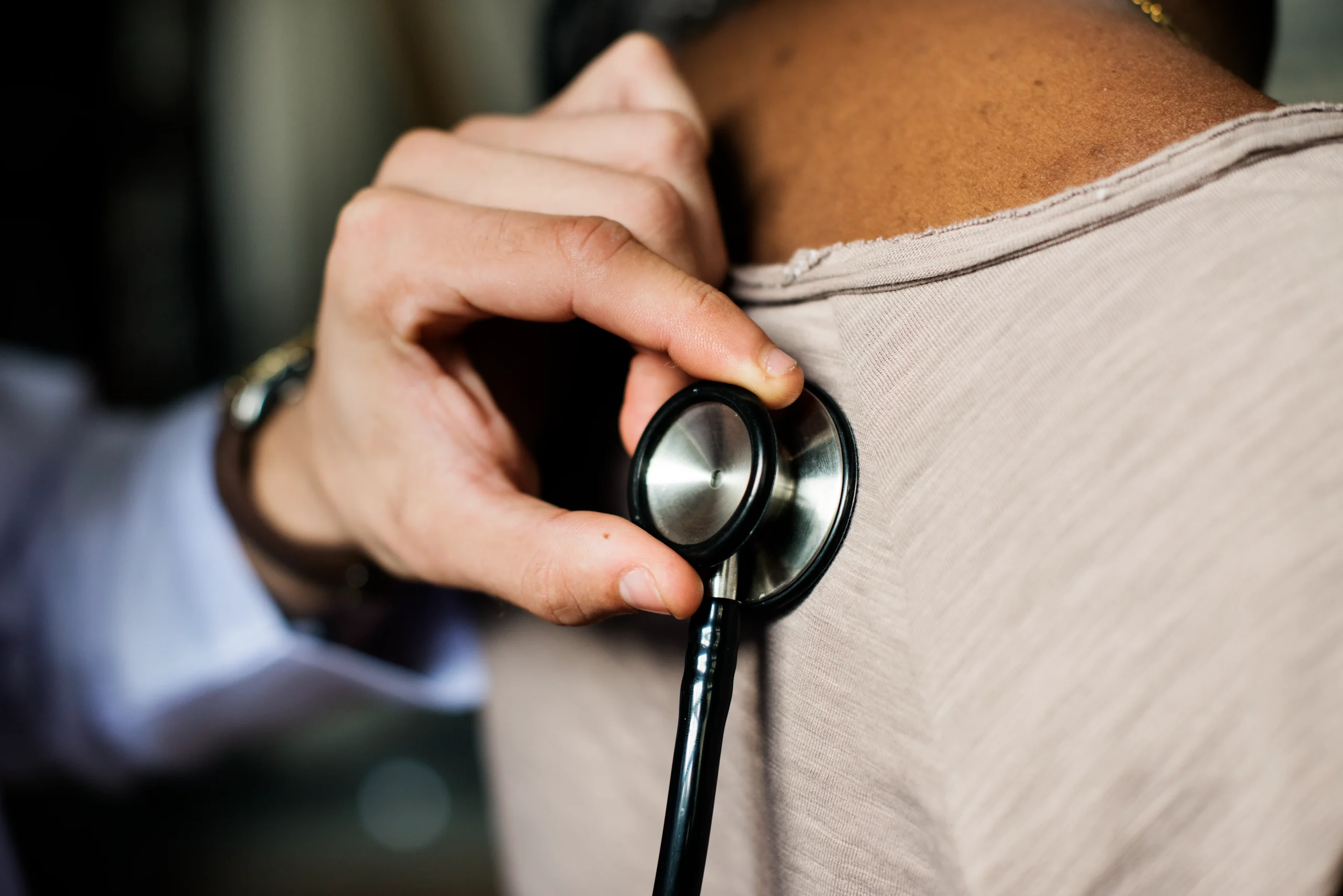 Médico fazendo exame