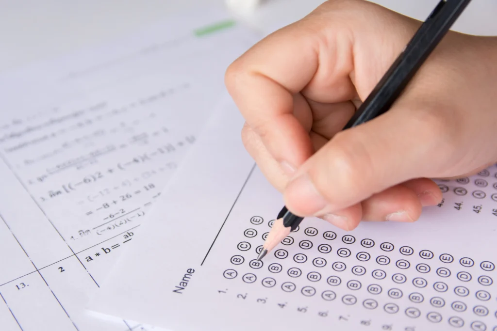 Estudante respondendo gabarito