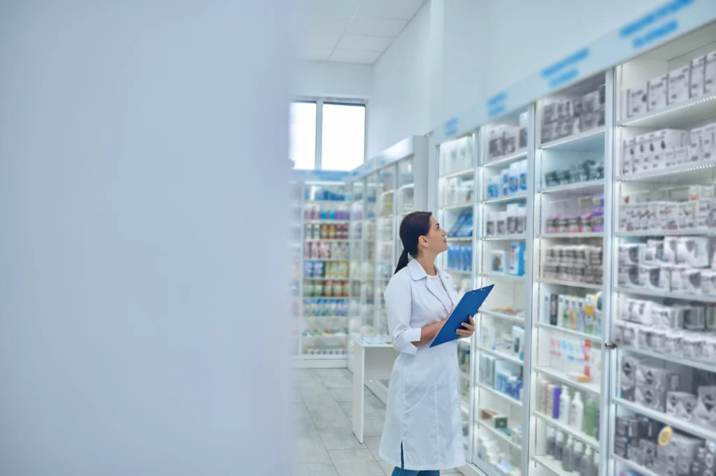 Farmacêutico verificando medicamentos