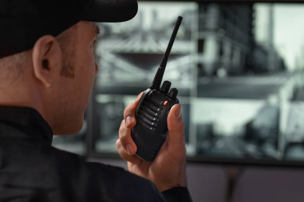 Guarda segurando rádio