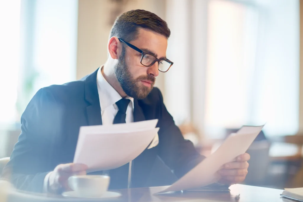 Homem analisando documentos