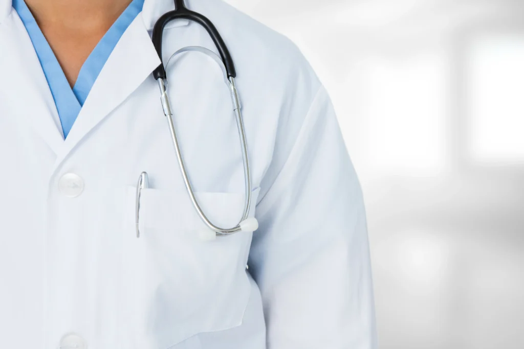 Medico com estetoscópio