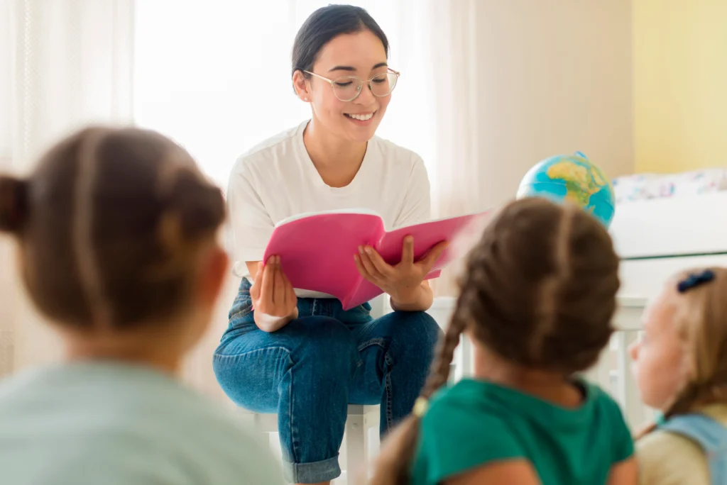 Mulher lendo algo para seus alunos