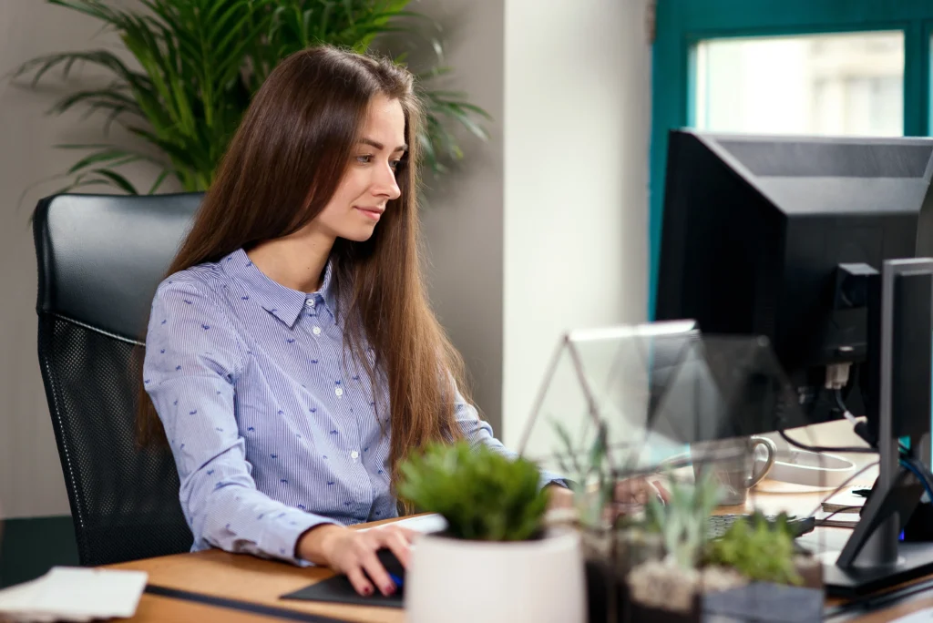 Mulher trabalhando no computador no escritório