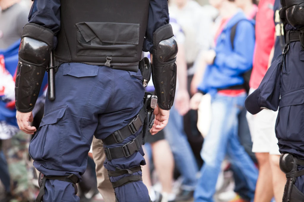 Policial de costas com arma no coldre