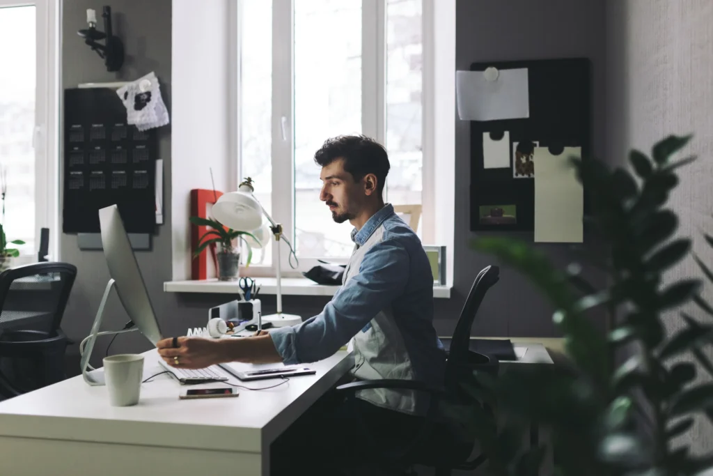 Um homem trabalhando no escritório