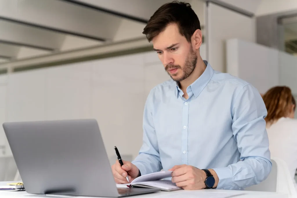 Homem trabalhando no escritório 