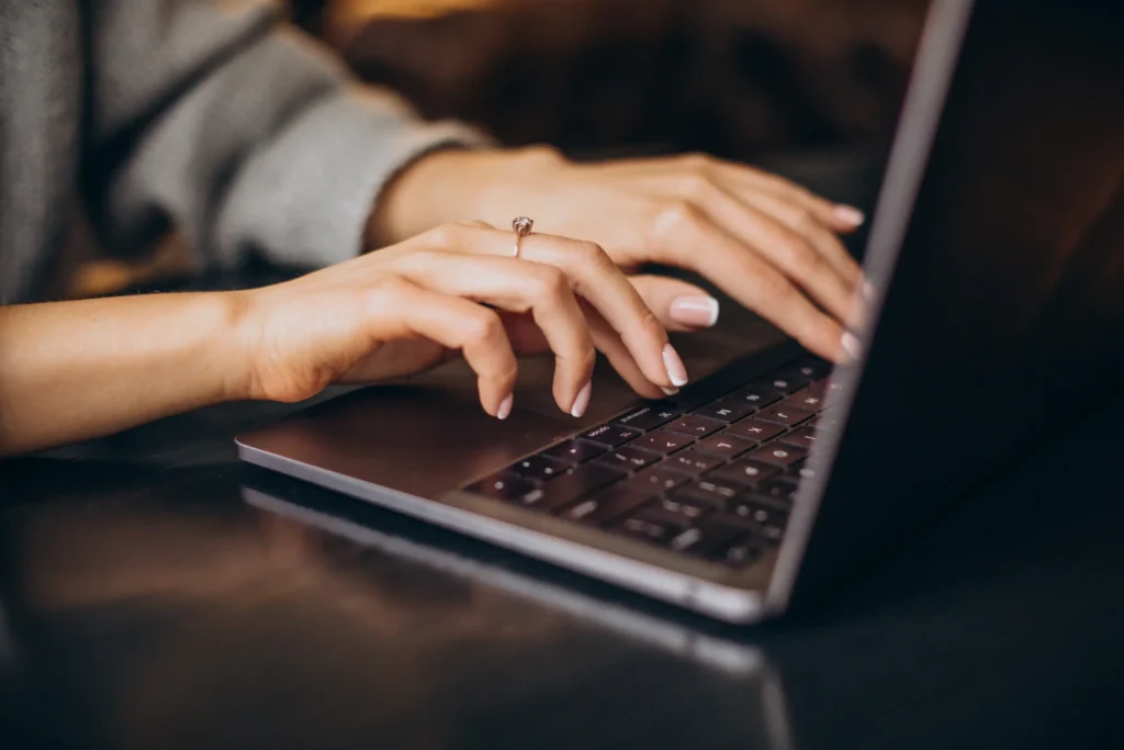 mão de mulher mexendo em computador