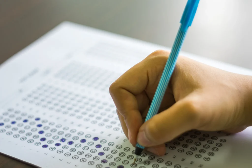 Escritura à mão recortada em papel