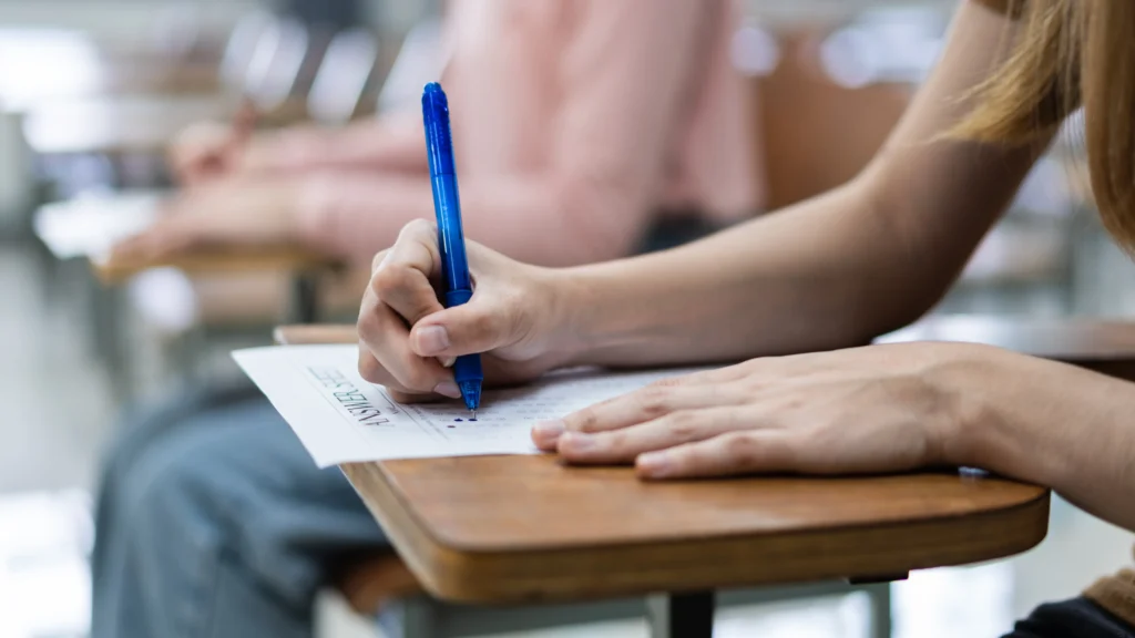 Estudantes universitárias concentre-se em fazer o exame em sala de aula