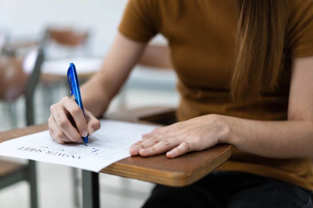 Jovem estudante universitária concentre-se em fazer o exame