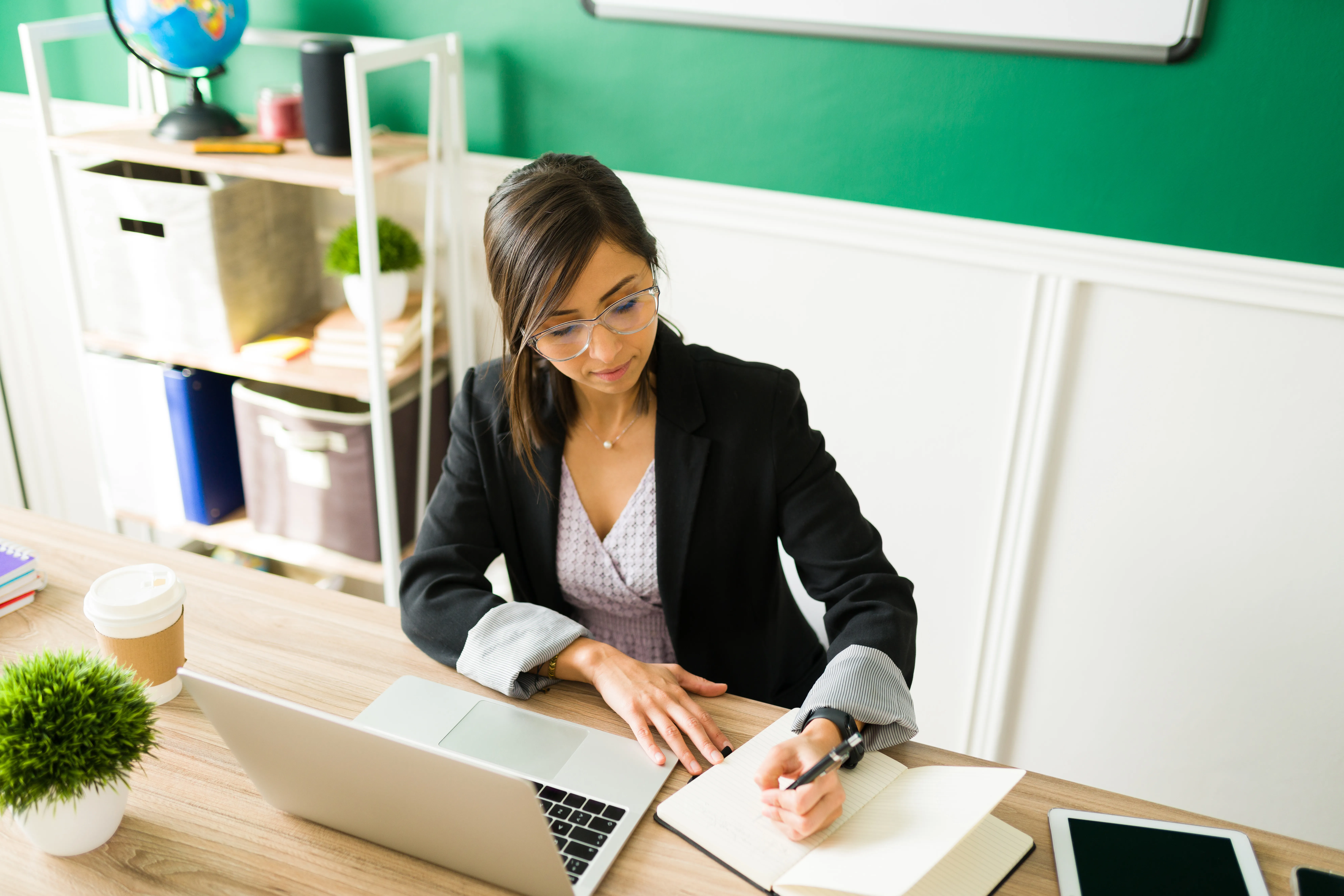 Mulher trabalhando no escritório