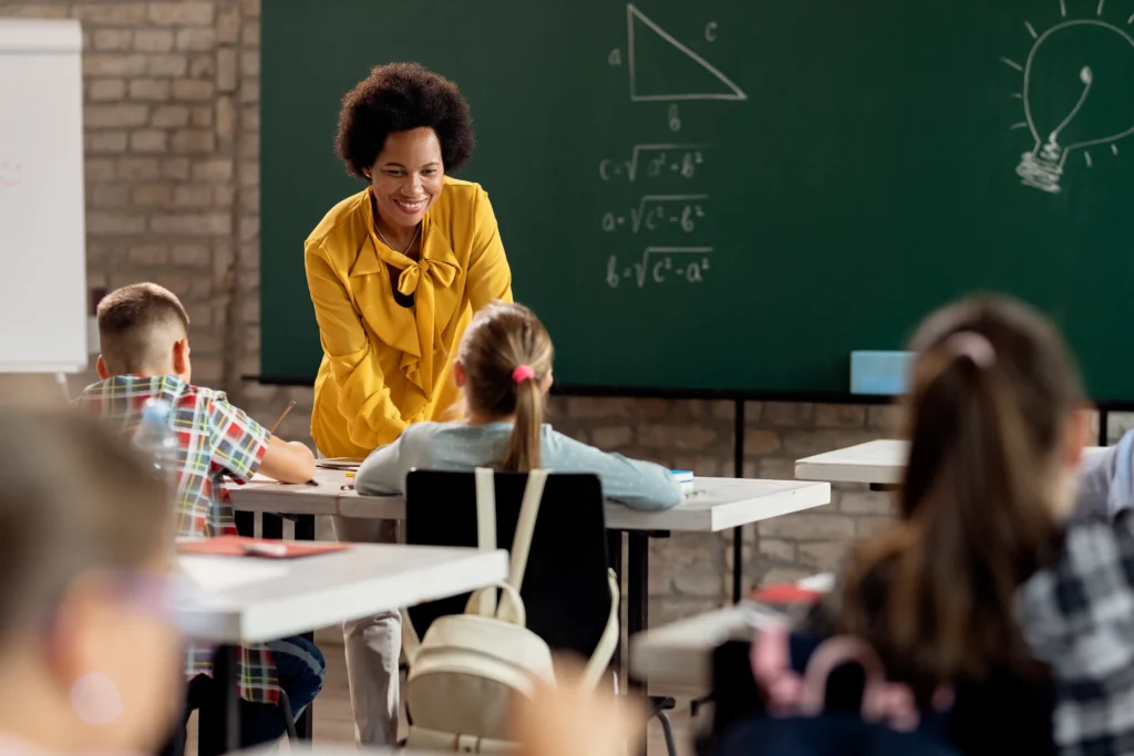 Professora ajudando alunos em sala