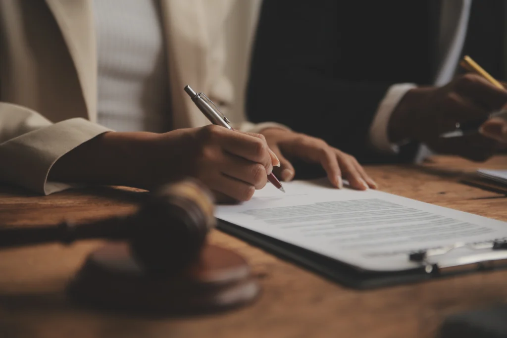 profisisonal jurídico assinando documento concurso câmara de colniza mt